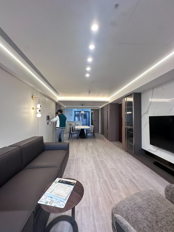 沃特奇 × 樓閣室內設計DH全熱除濕一體機安裝案例分享|打造安心入住的第一步(沙發到餐廳圖)